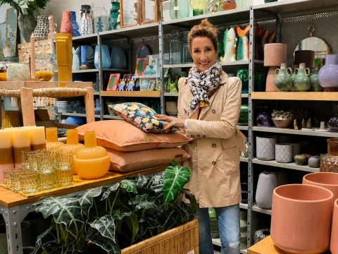 Caroline Stupf wählt Kissen und Wohnaccessoires für eine Shoppingberatung aus