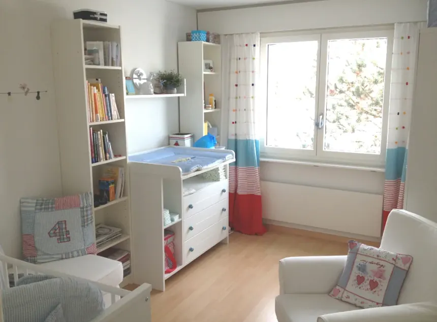 Fertig eingerichtetes Kinderzimmer mit Wickelkommode und abgestimmten Wohnaccessoires